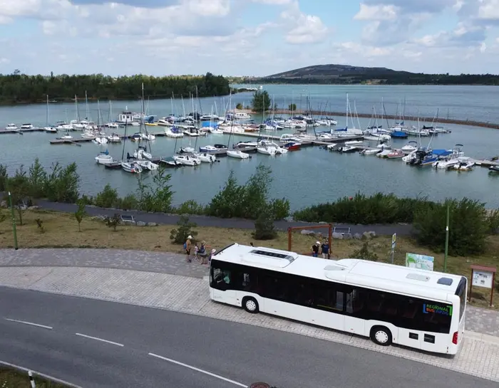 Ein Linienbus steht an einer Haltestelle am Störmthaler See.
